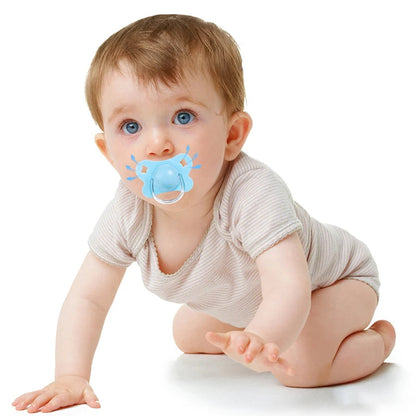 Bébé utilisant une sucette en silicone souple et ergonomique
