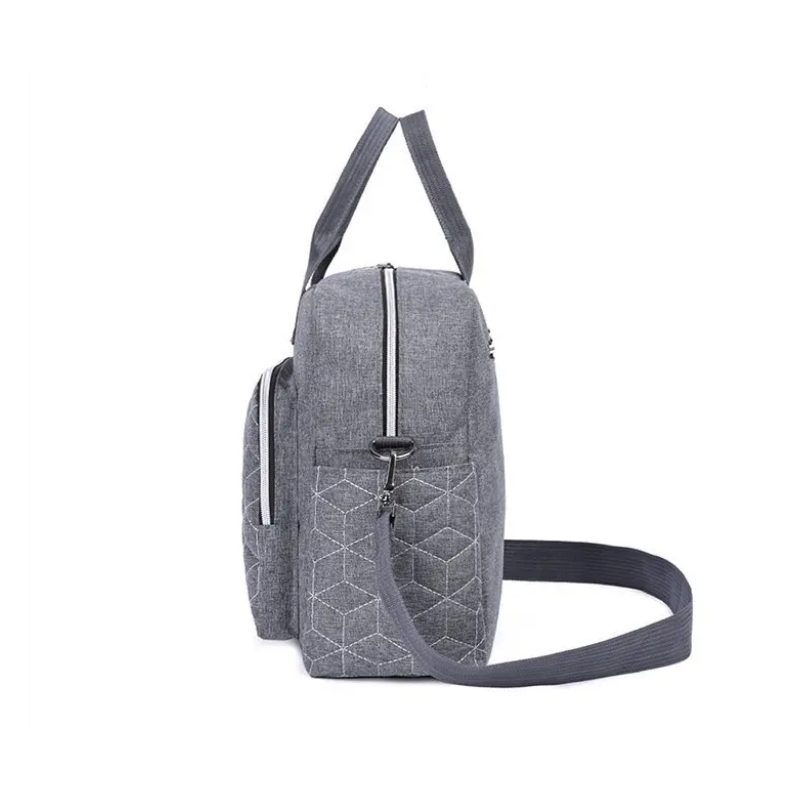 Vue latérale du sac à langer gris montrant sa largeur et sa forme compacte