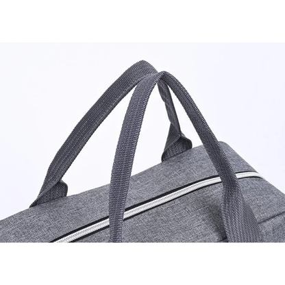 Poignées solides du sac à langer gris avec coutures renforcées