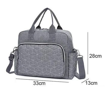 Dimensions du sac à langer gris – 33 cm de largeur, 28 cm de hauteur, 13 cm de profondeur