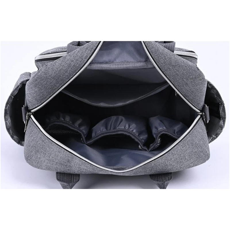 Vue intérieure du sac à langer avec nombreux compartiments