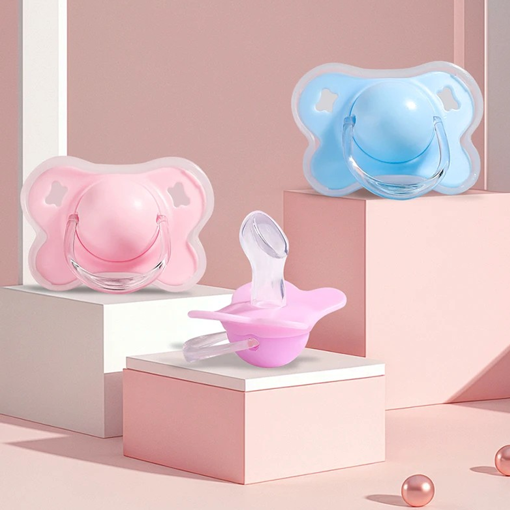 Sucettes pour bébé en silicone alimentaire rose, violette et bleue sur fond pastel