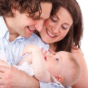 Papa, maman avec bébé , heureux
