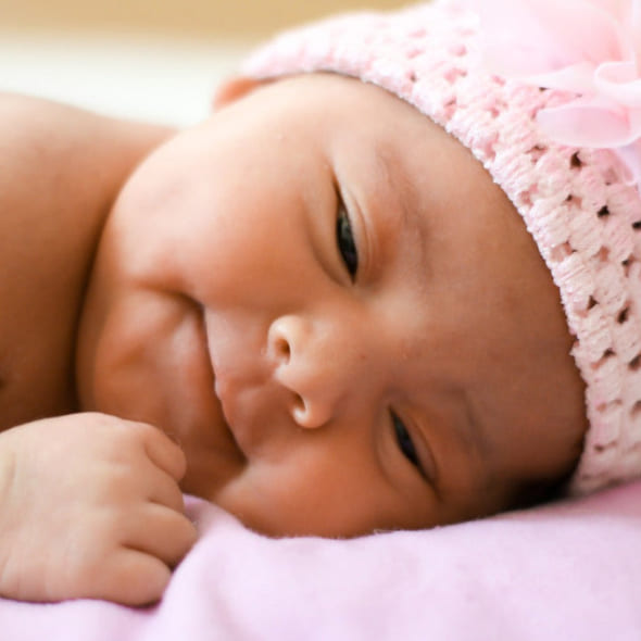 Bébé fille heureux