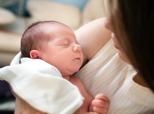 Bébé calme avec maman